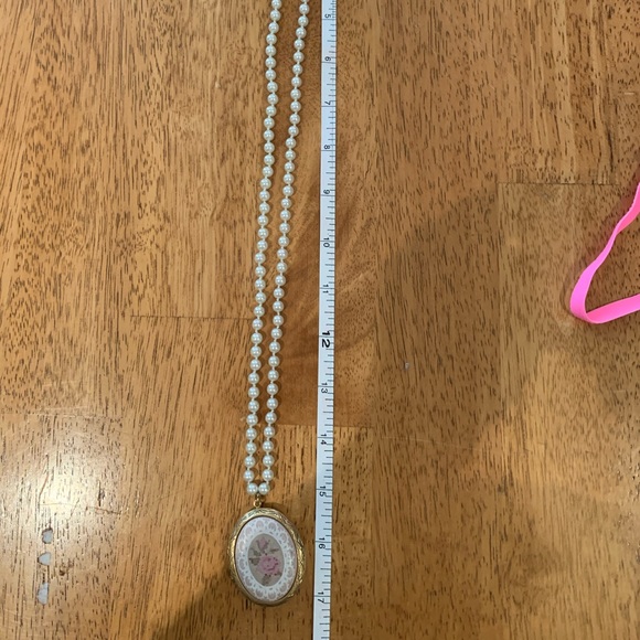 Vintage Floral and Gold Locket on Pearl NECKLACE - Picture 1 of 3